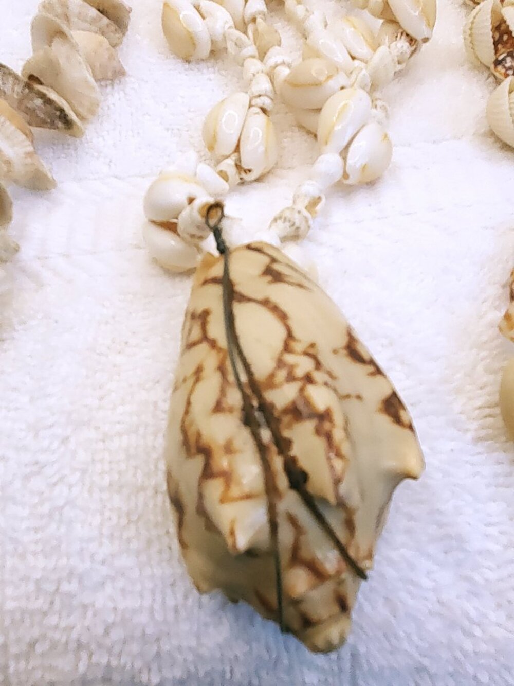 3 Shell Necklaces, items # B- 1943-1945,. wt. 206 grams. - Picture 5 of 10